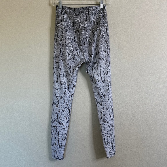 Beyond Yoga ombré snake leggings women’s medium EUC - Picture 6 of 6